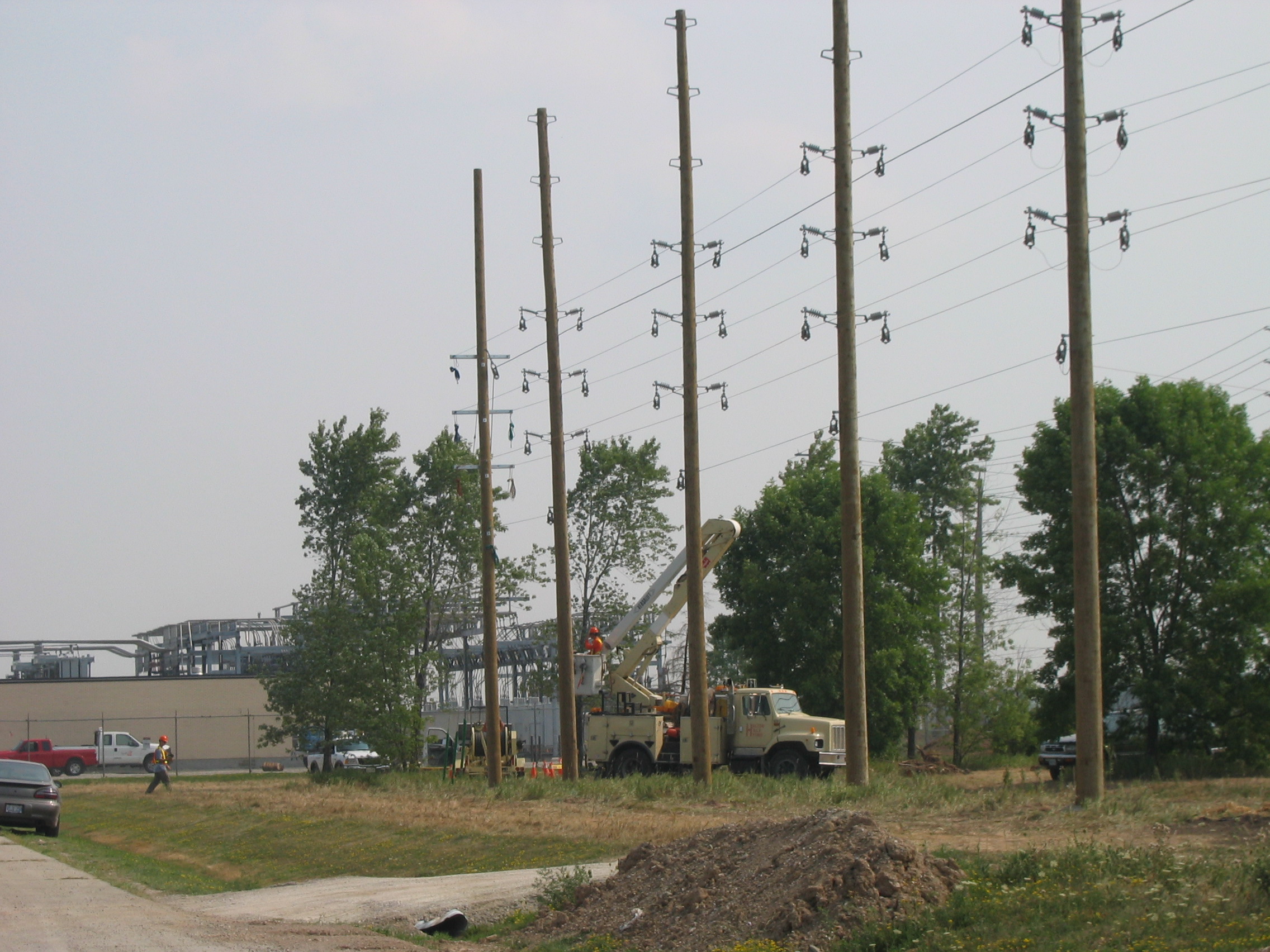 Halton Hills Hydro preparing to string in conductor.  Proper bonding and grounding was a key component.